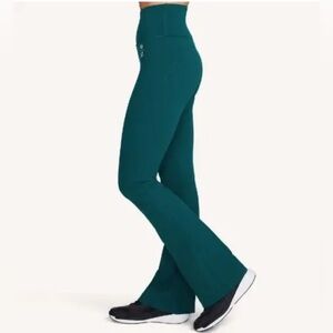 LULULEMON/ Peloton
Groove Super-High-Rise Flared Pant